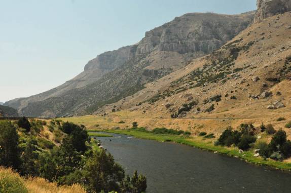 Cruzando as fantásticas paisagens do estado de Wyoming, nos Estados Unidos